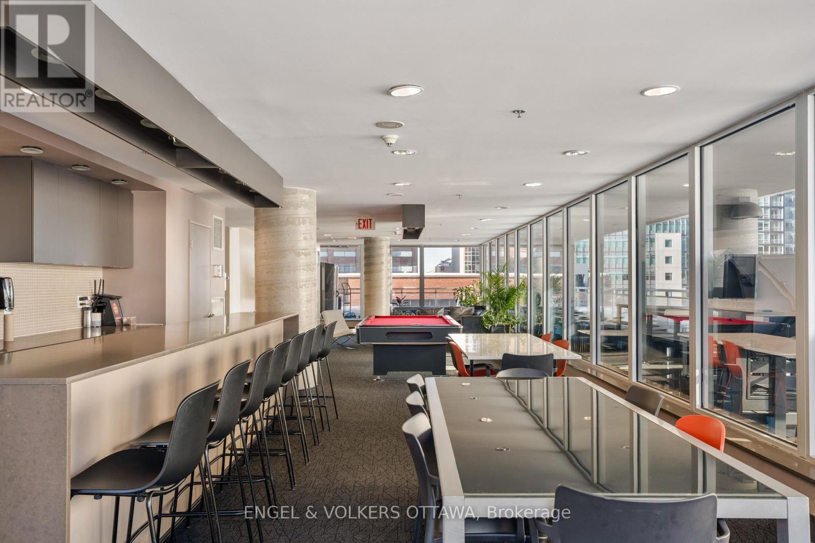 1610 - 324 Laurier Avenue W