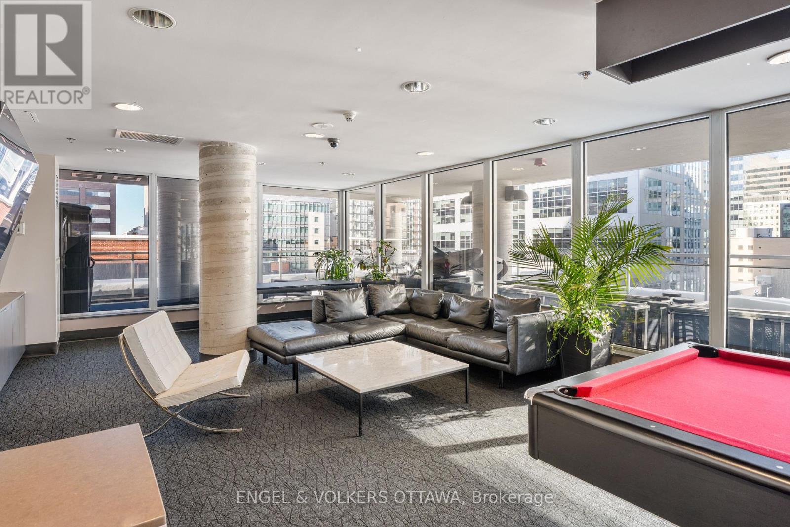 1610 - 324 Laurier Avenue W