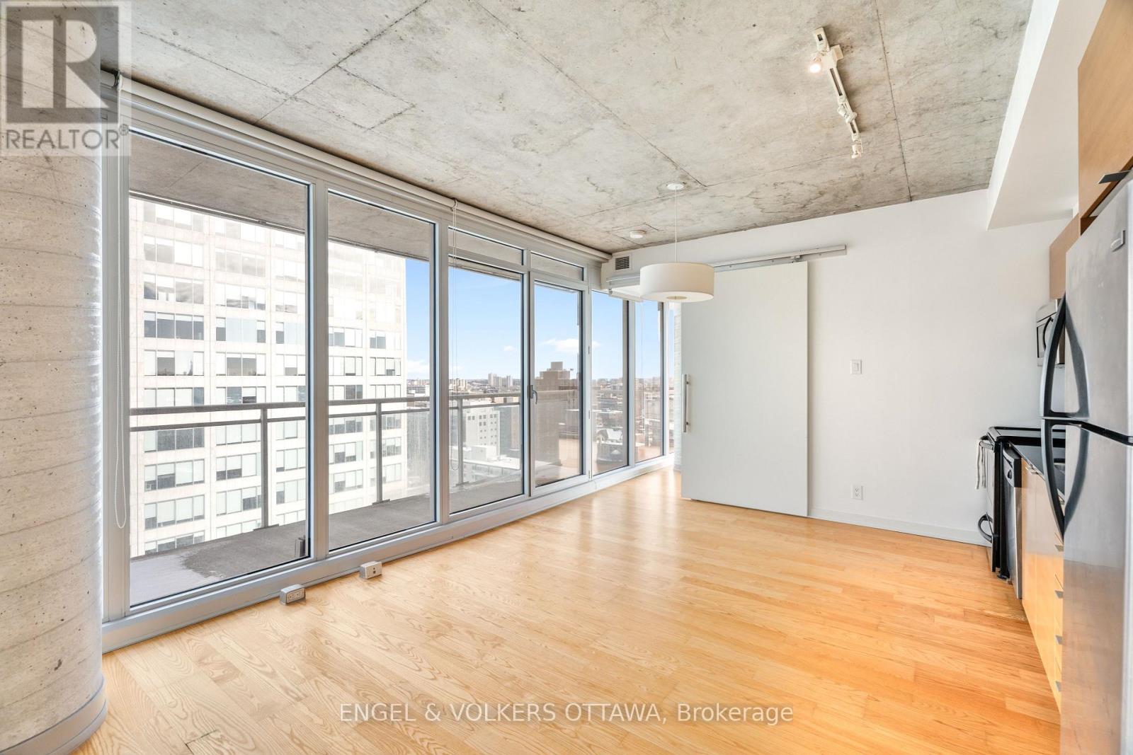 1610 - 324 Laurier Avenue W