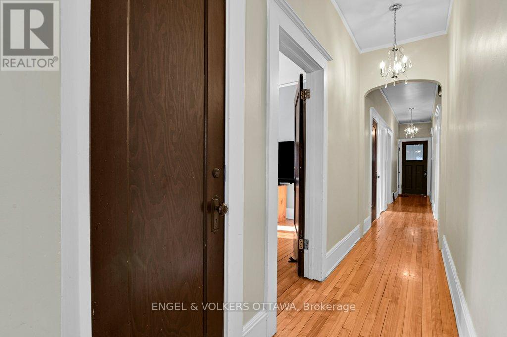 650 Churchill Avenue N