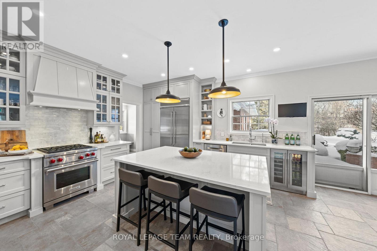 5557 Pettapiece Crescent