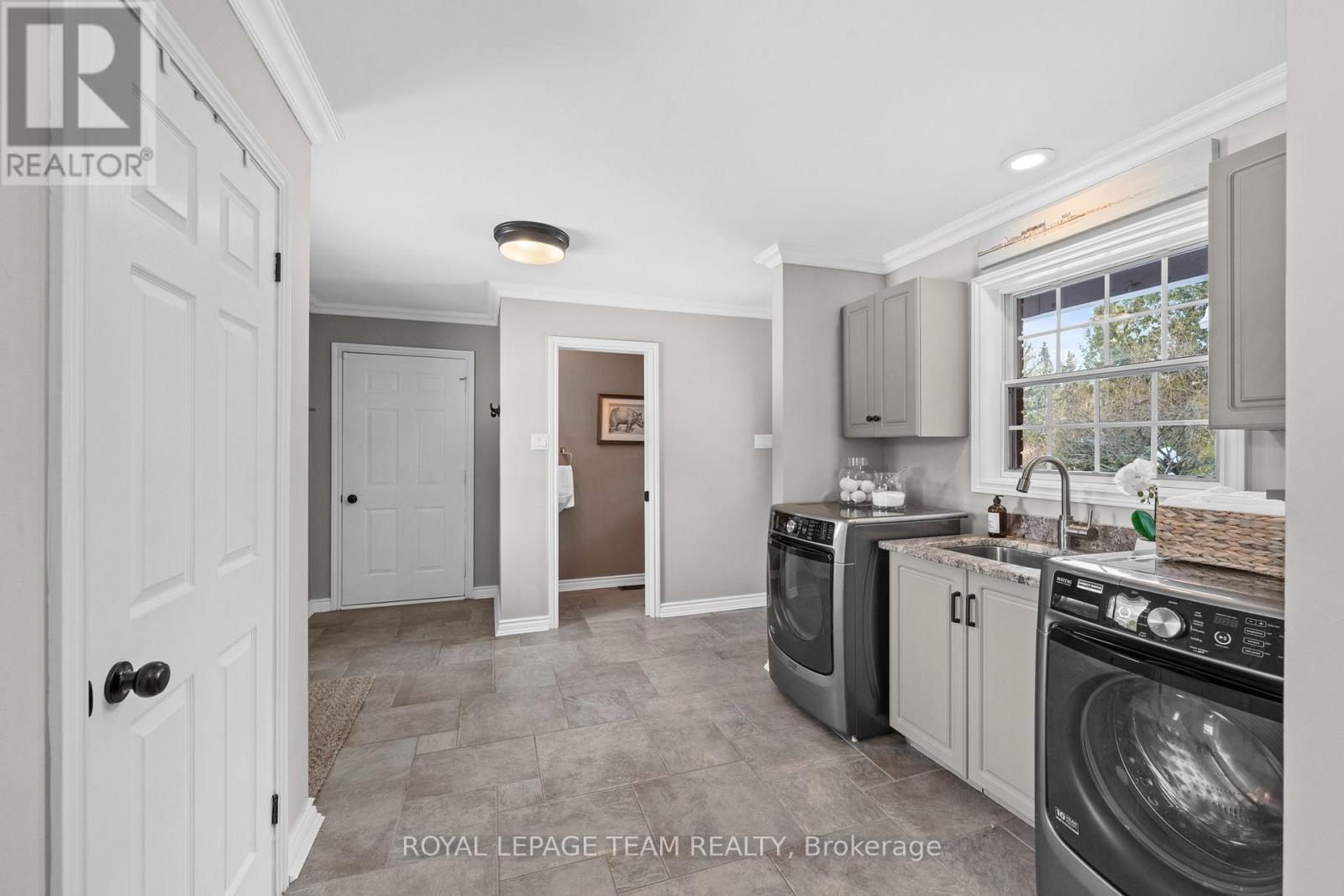 5557 Pettapiece Crescent