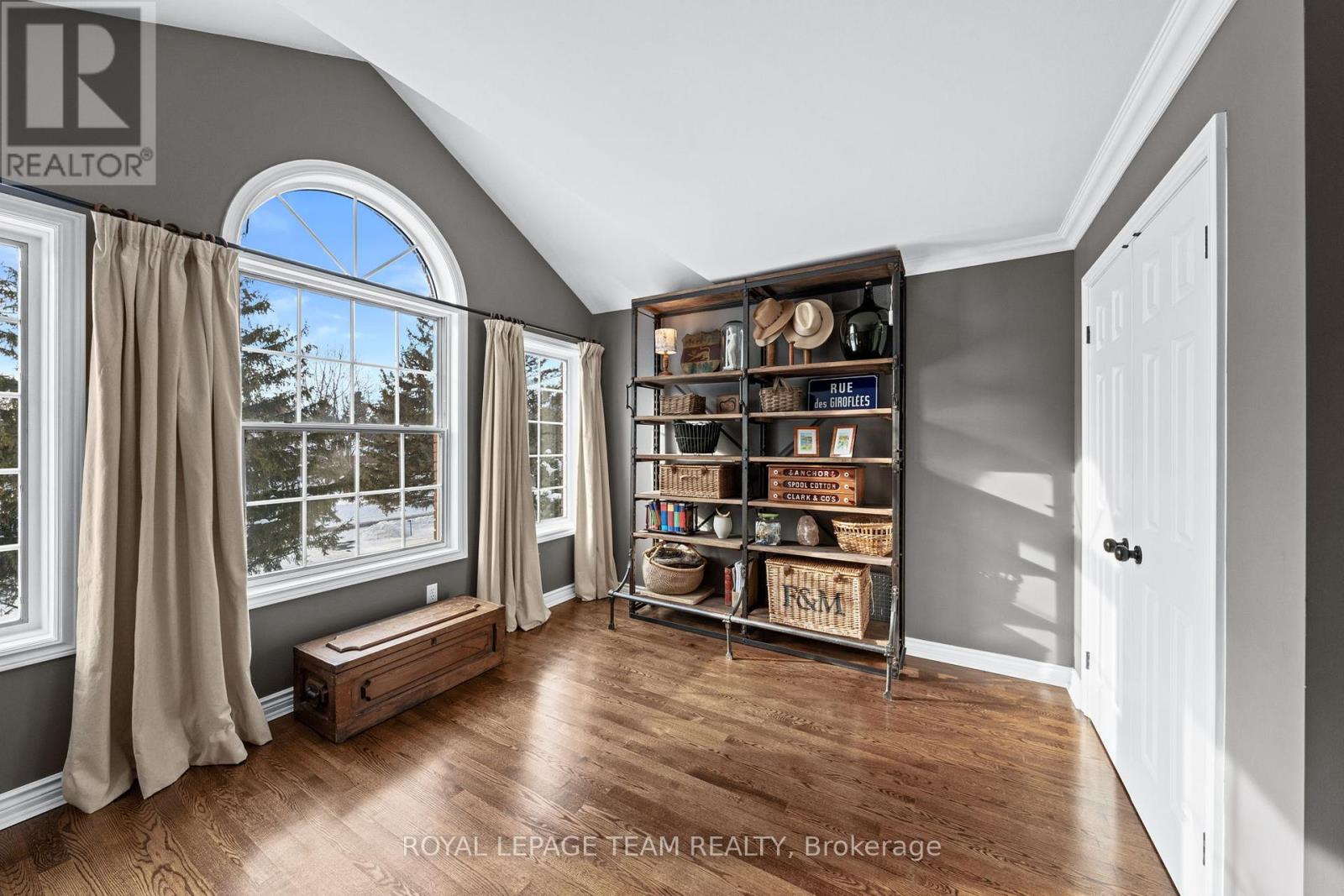 5557 Pettapiece Crescent