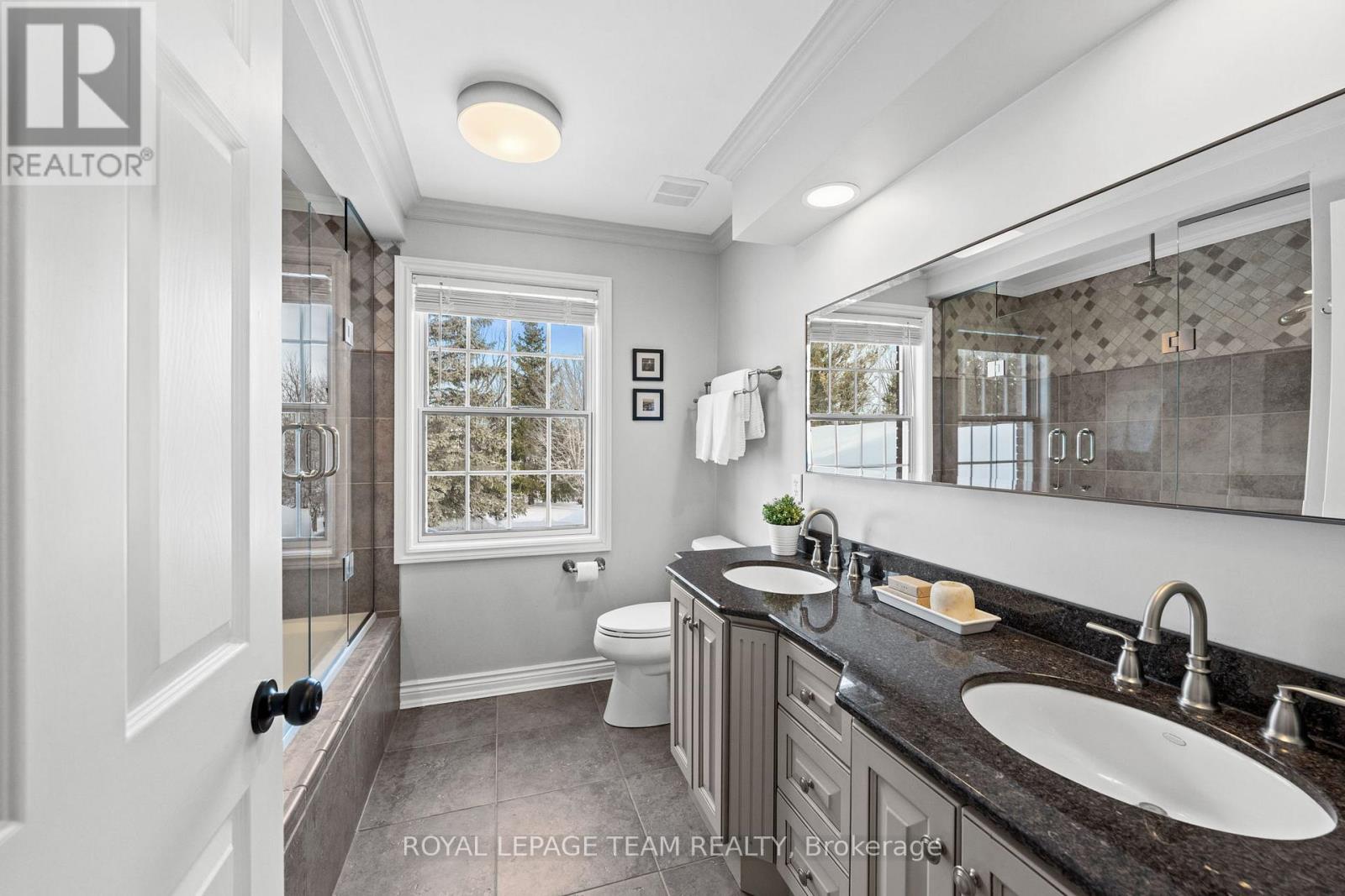 5557 Pettapiece Crescent