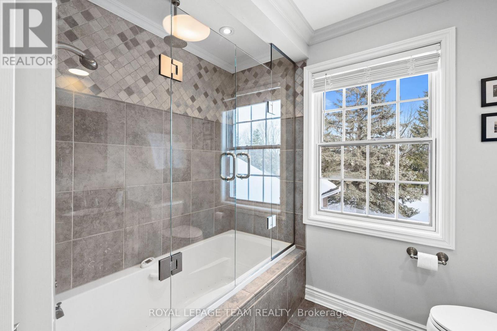 5557 Pettapiece Crescent