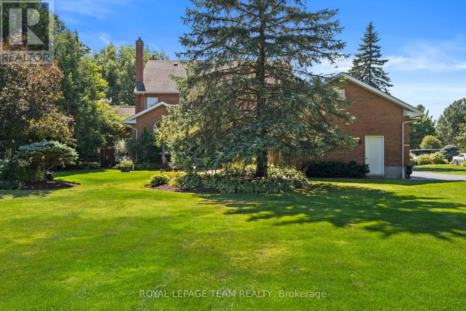 5557 Pettapiece Crescent