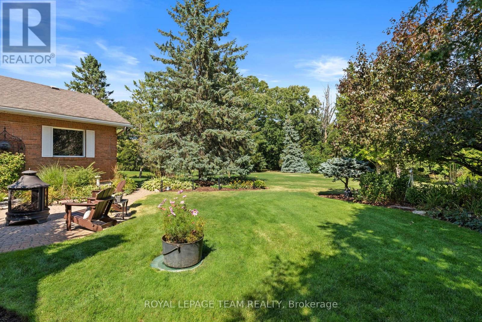 5557 Pettapiece Crescent