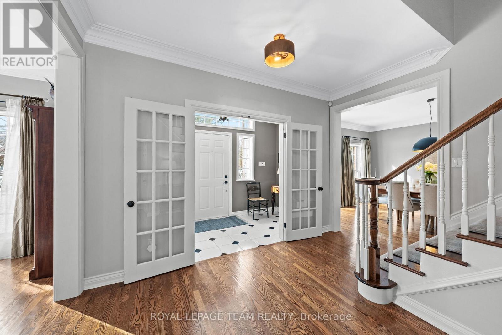 5557 Pettapiece Crescent