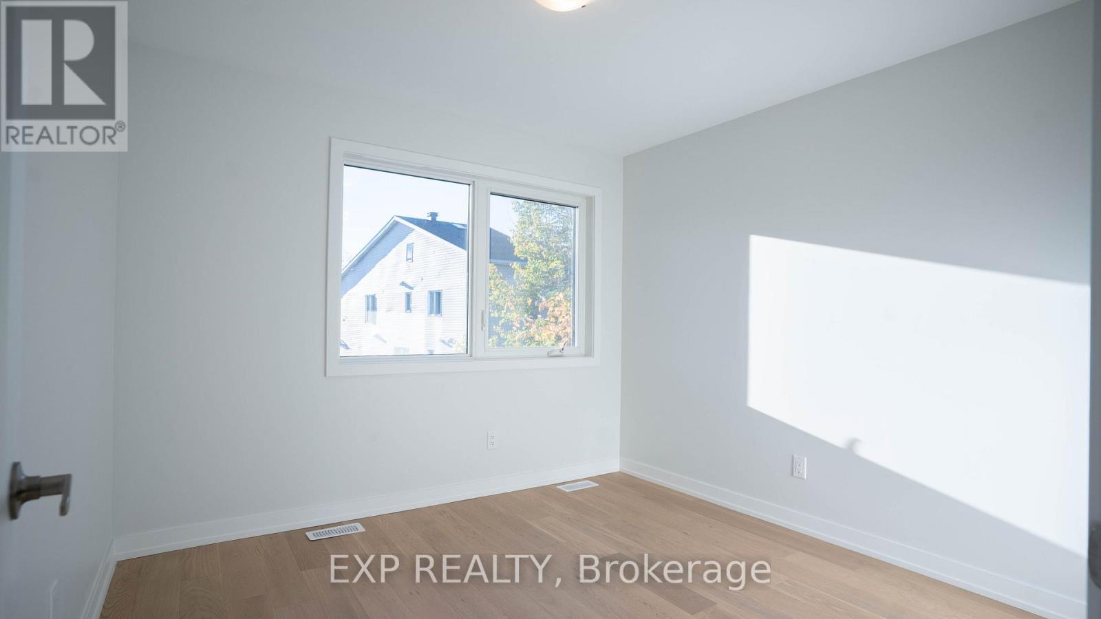 236 Woodroffe Avenue N