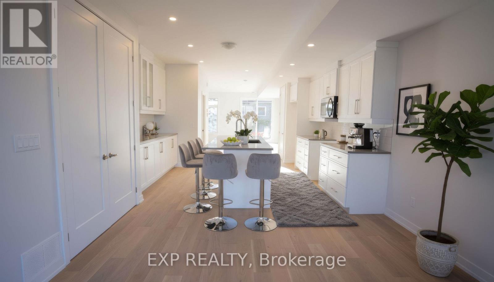 236 Woodroffe Avenue N