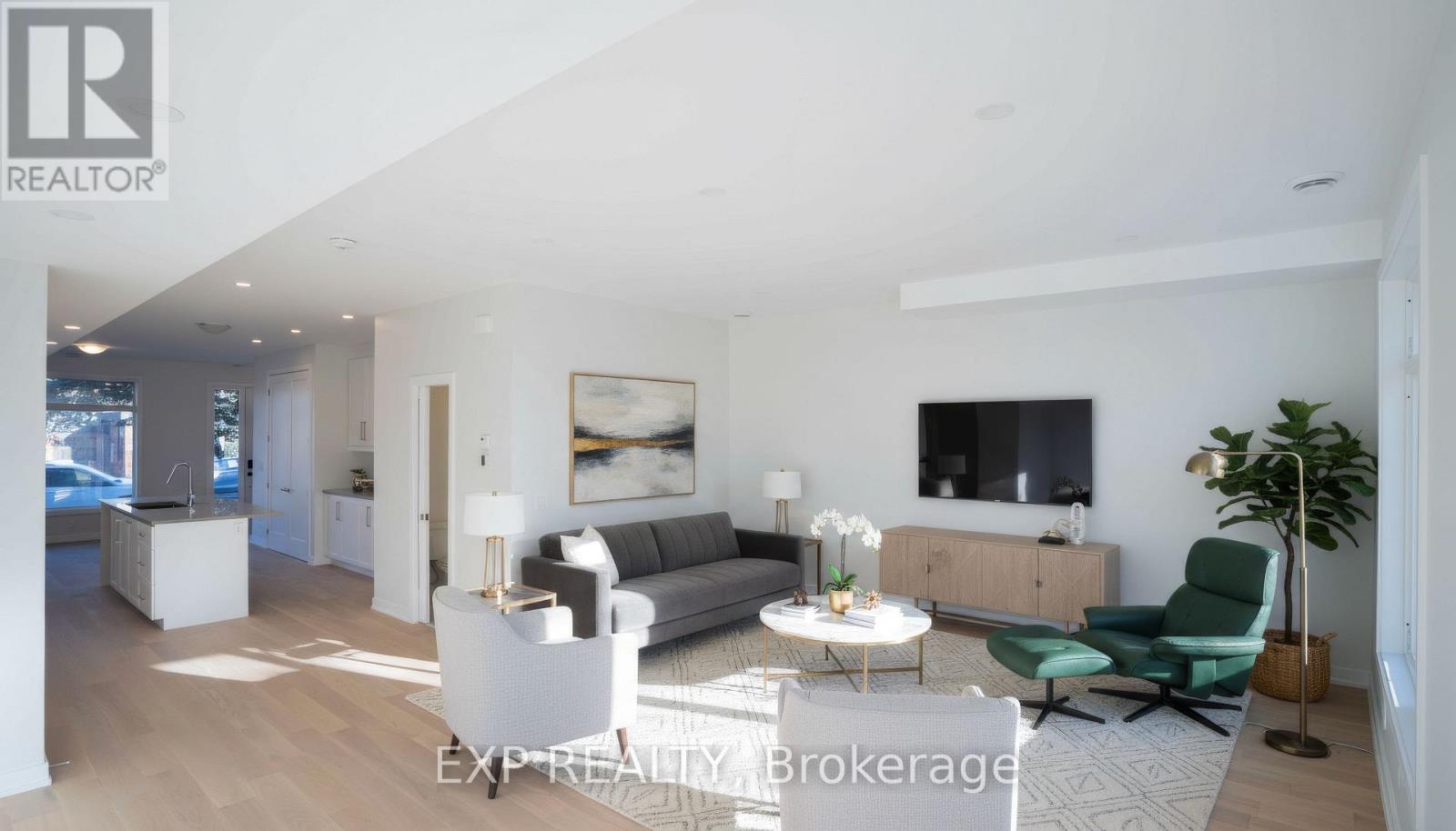 236 Woodroffe Avenue N