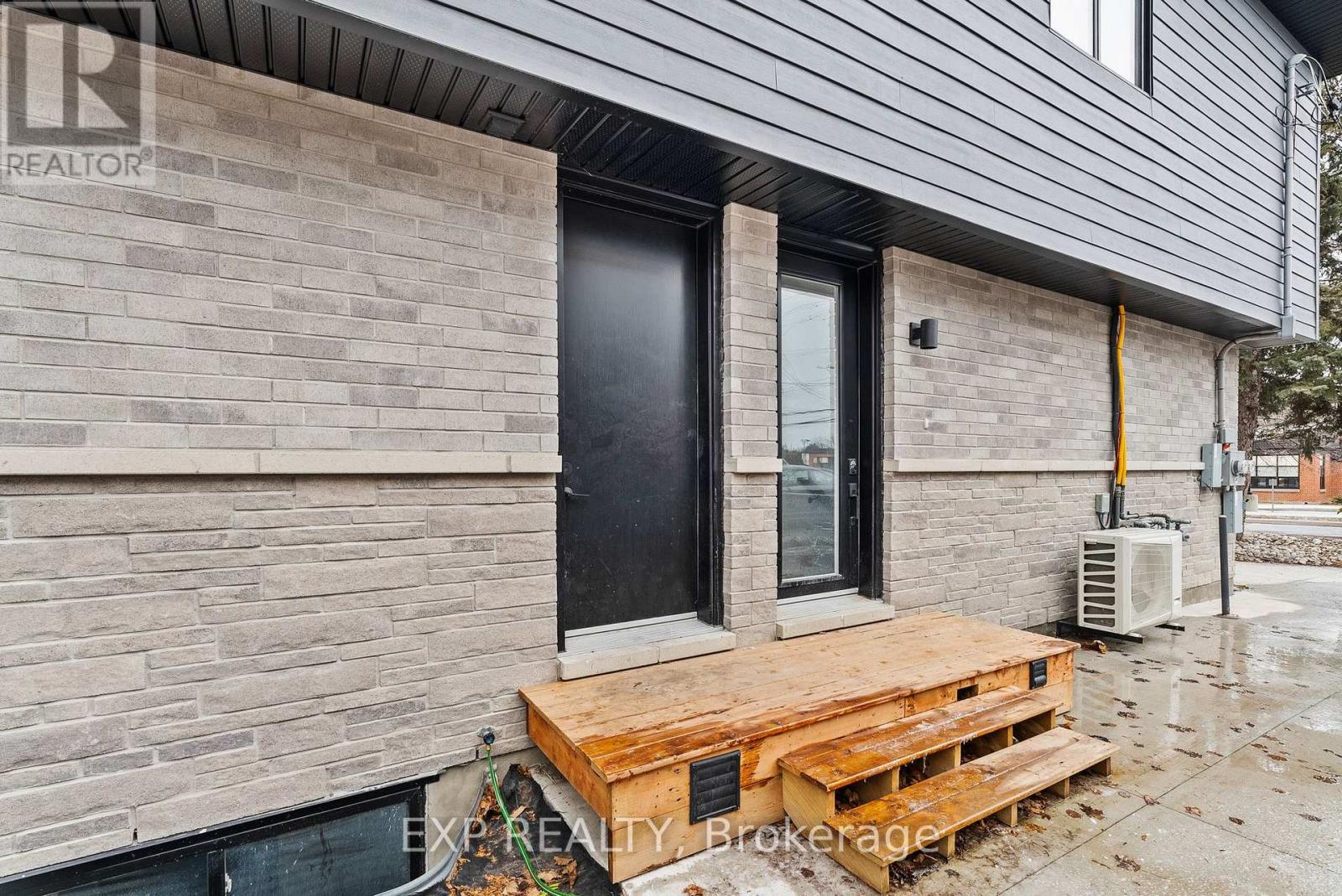 236 Woodroffe Avenue N