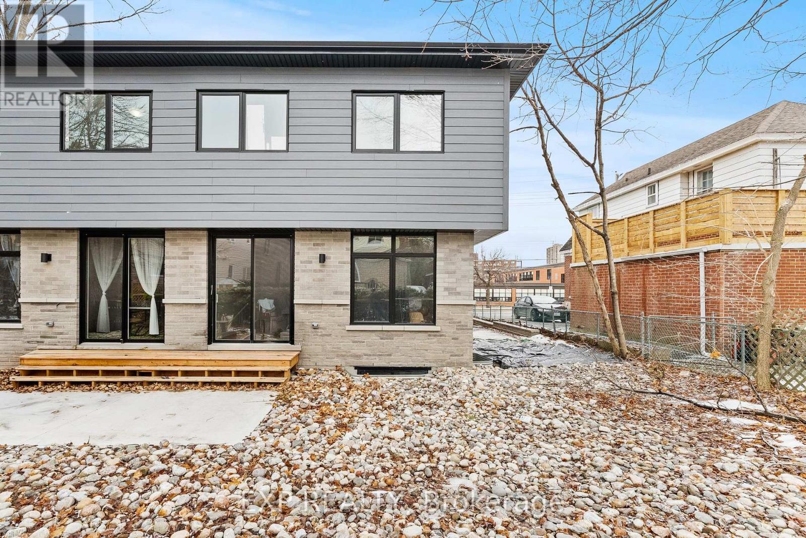 236 Woodroffe Avenue N