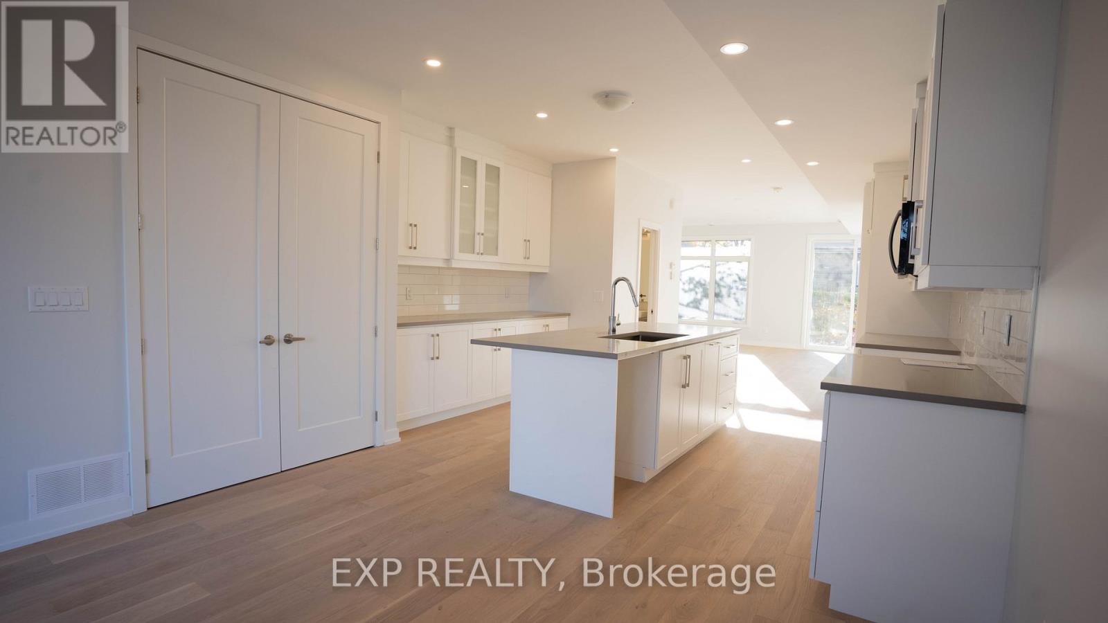 236 Woodroffe Avenue N