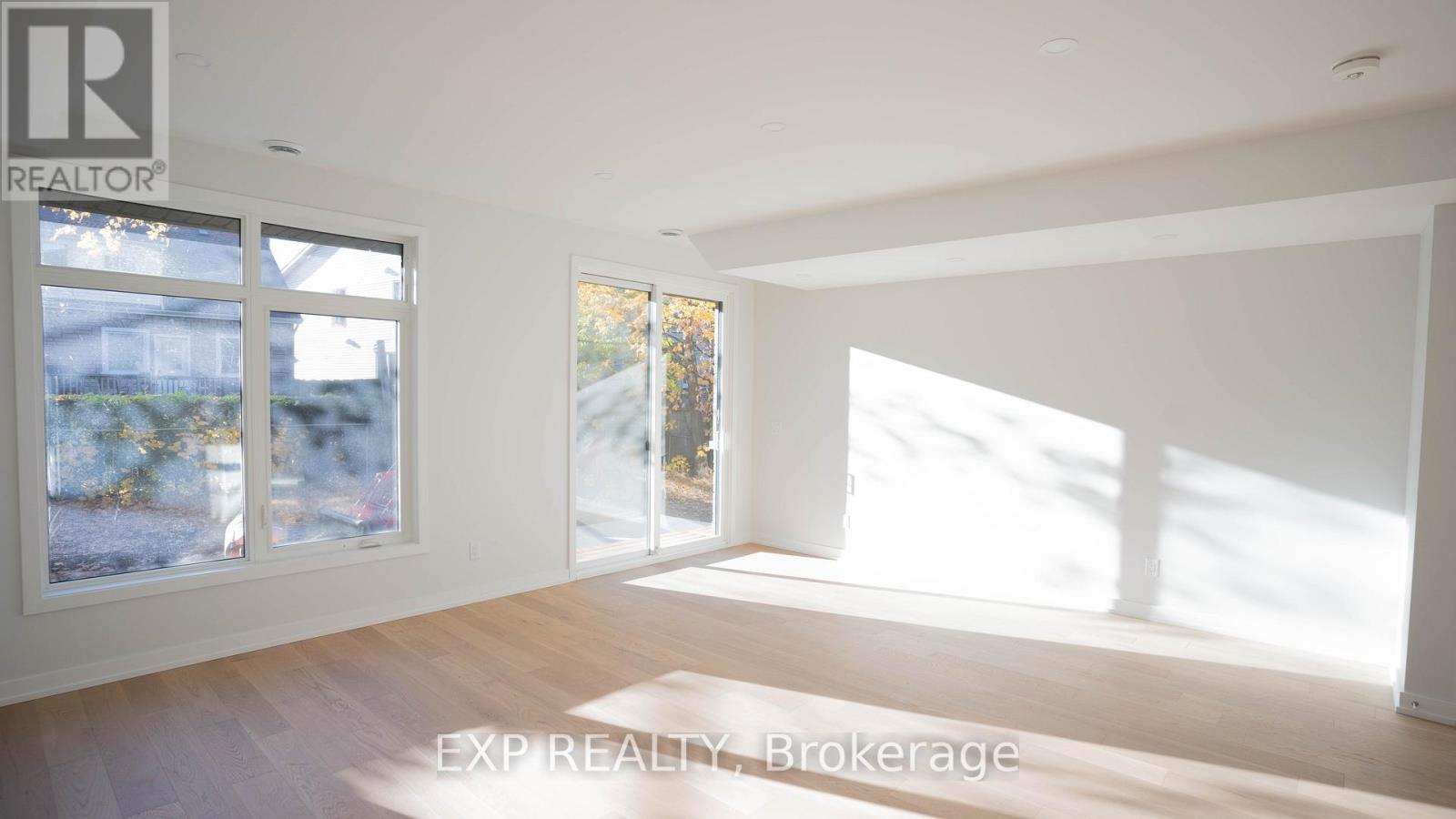 236 Woodroffe Avenue N