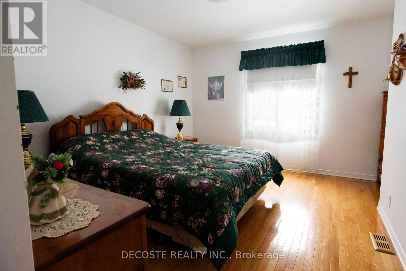 35 Sandfield Avenue N