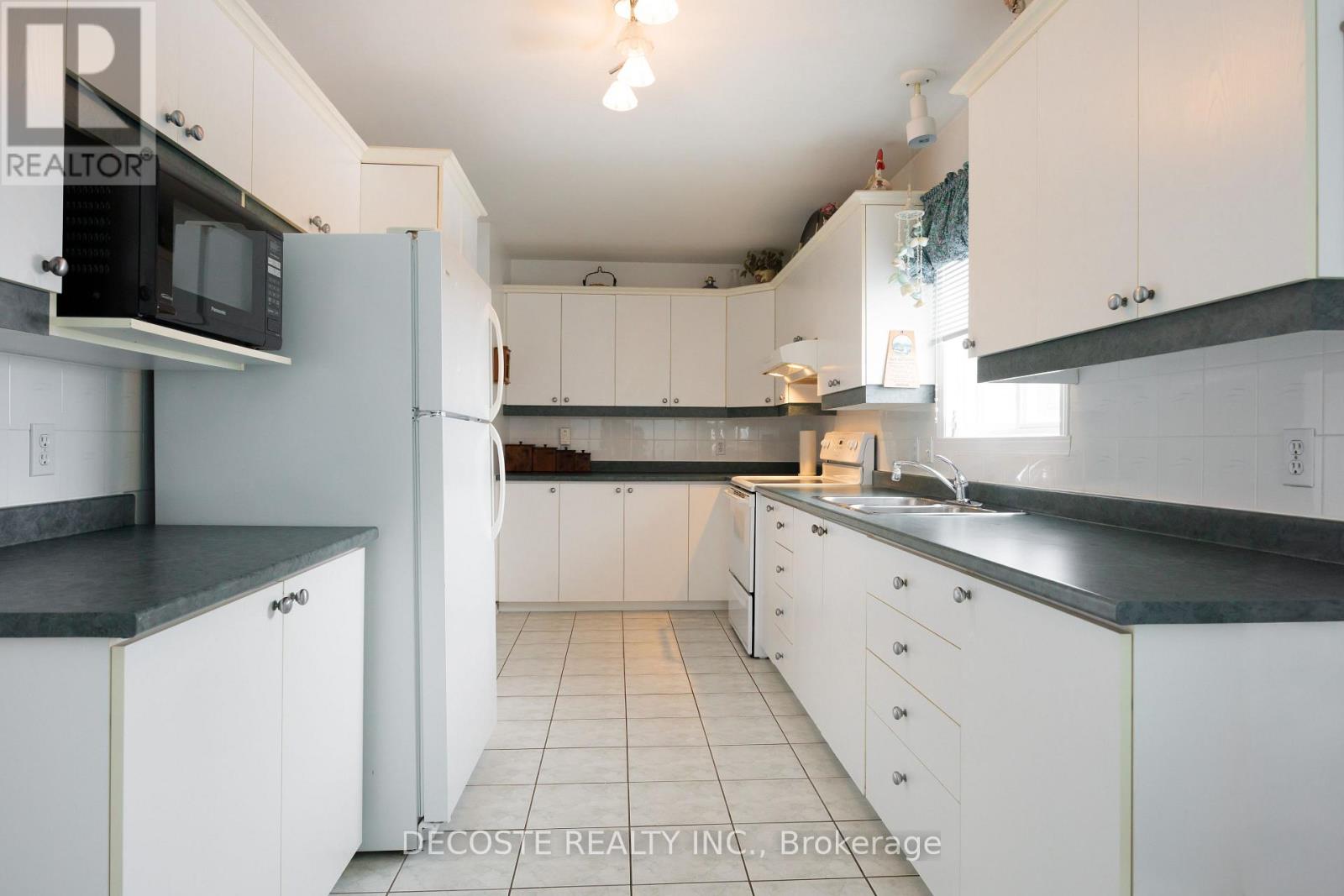 35 Sandfield Avenue N