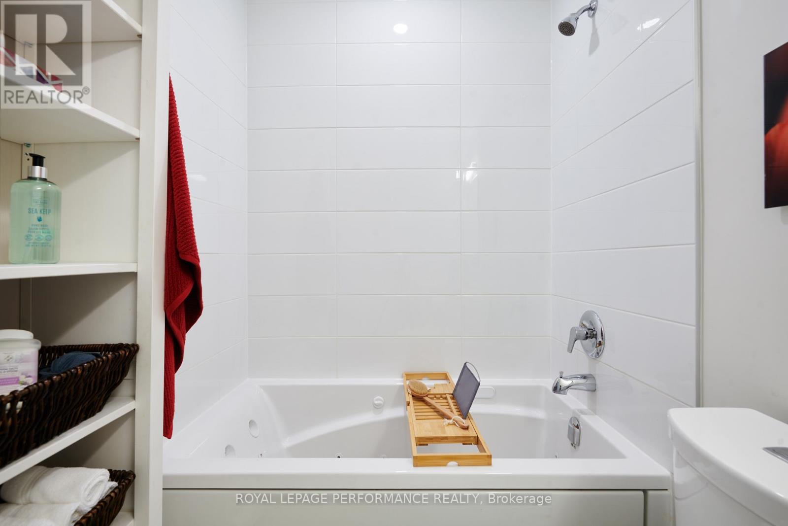 301 - 570 De Mazenod Avenue