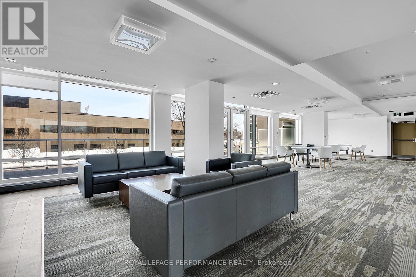 301 - 570 De Mazenod Avenue