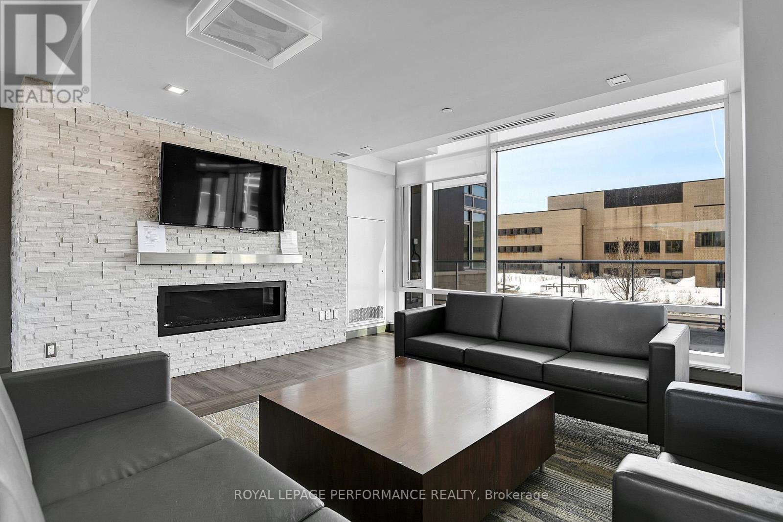 301 - 570 De Mazenod Avenue