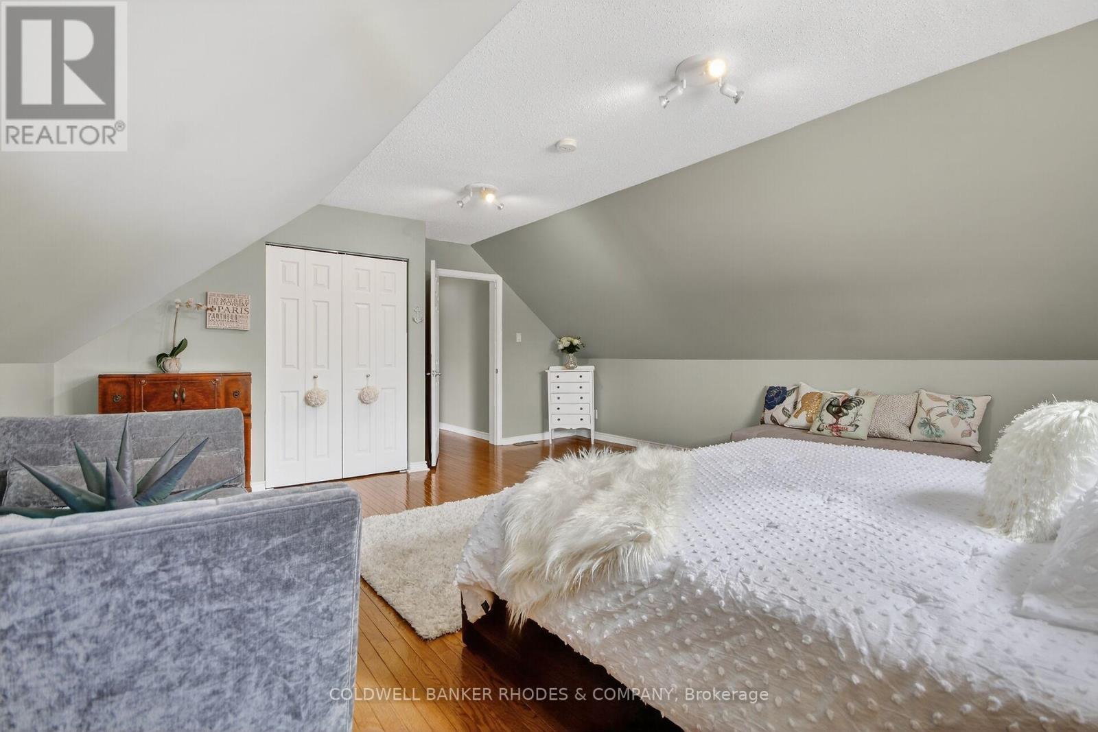 6488 Wheatfield Crescent