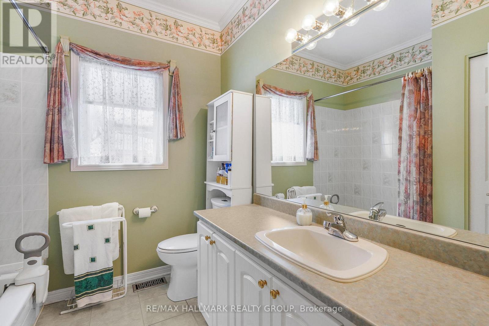 1103 Des Pins Avenue