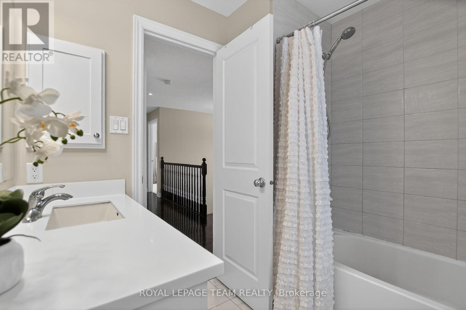 379 Langrell Crescent