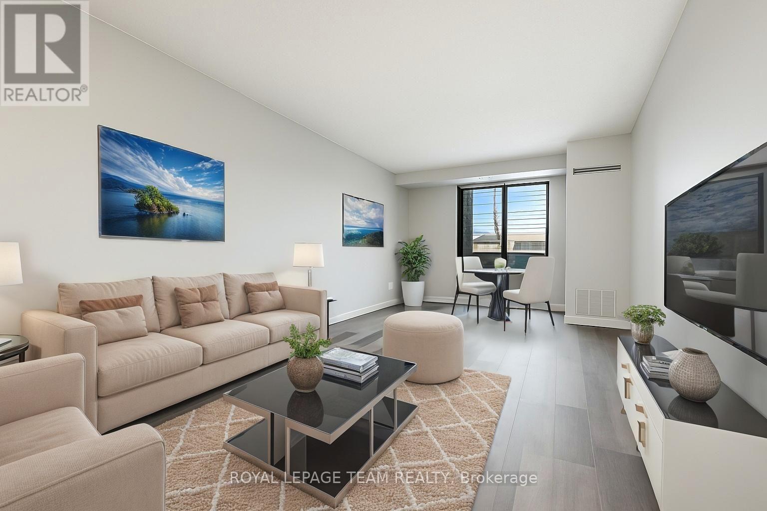 901 - 200 Bay Street