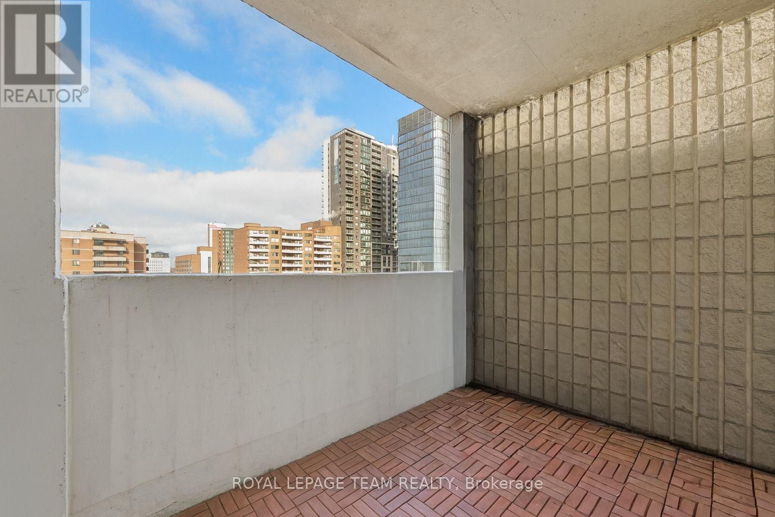 901 - 200 Bay Street