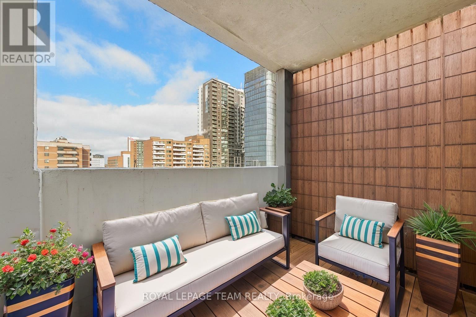 901 - 200 Bay Street