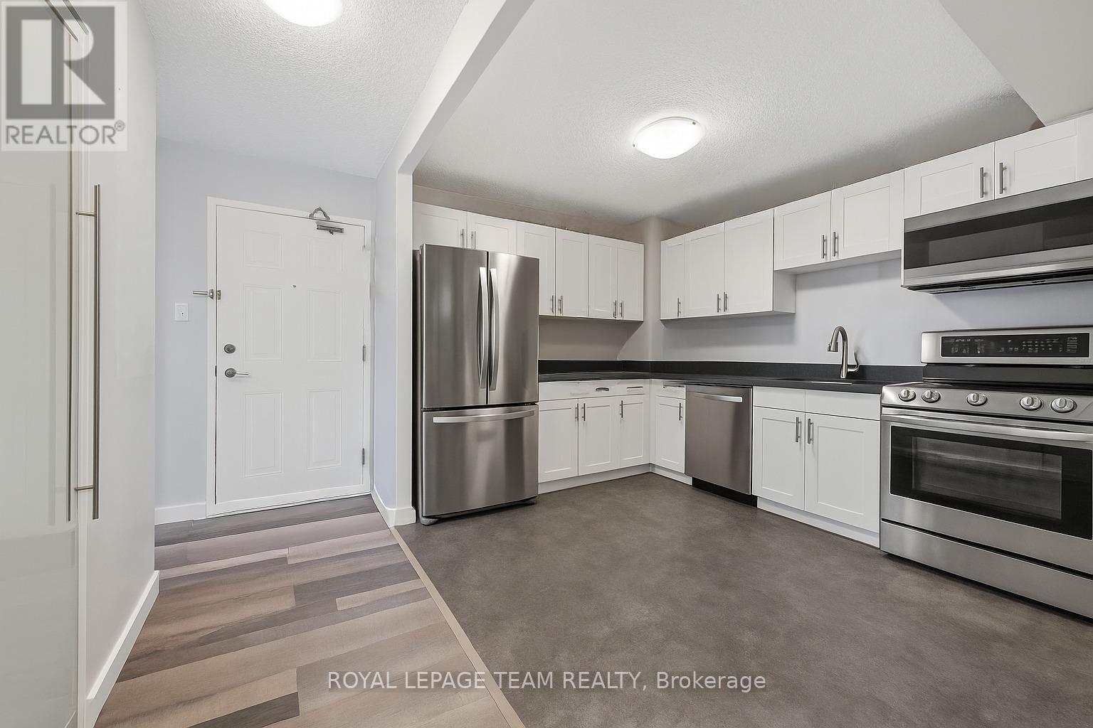 901 - 200 Bay Street