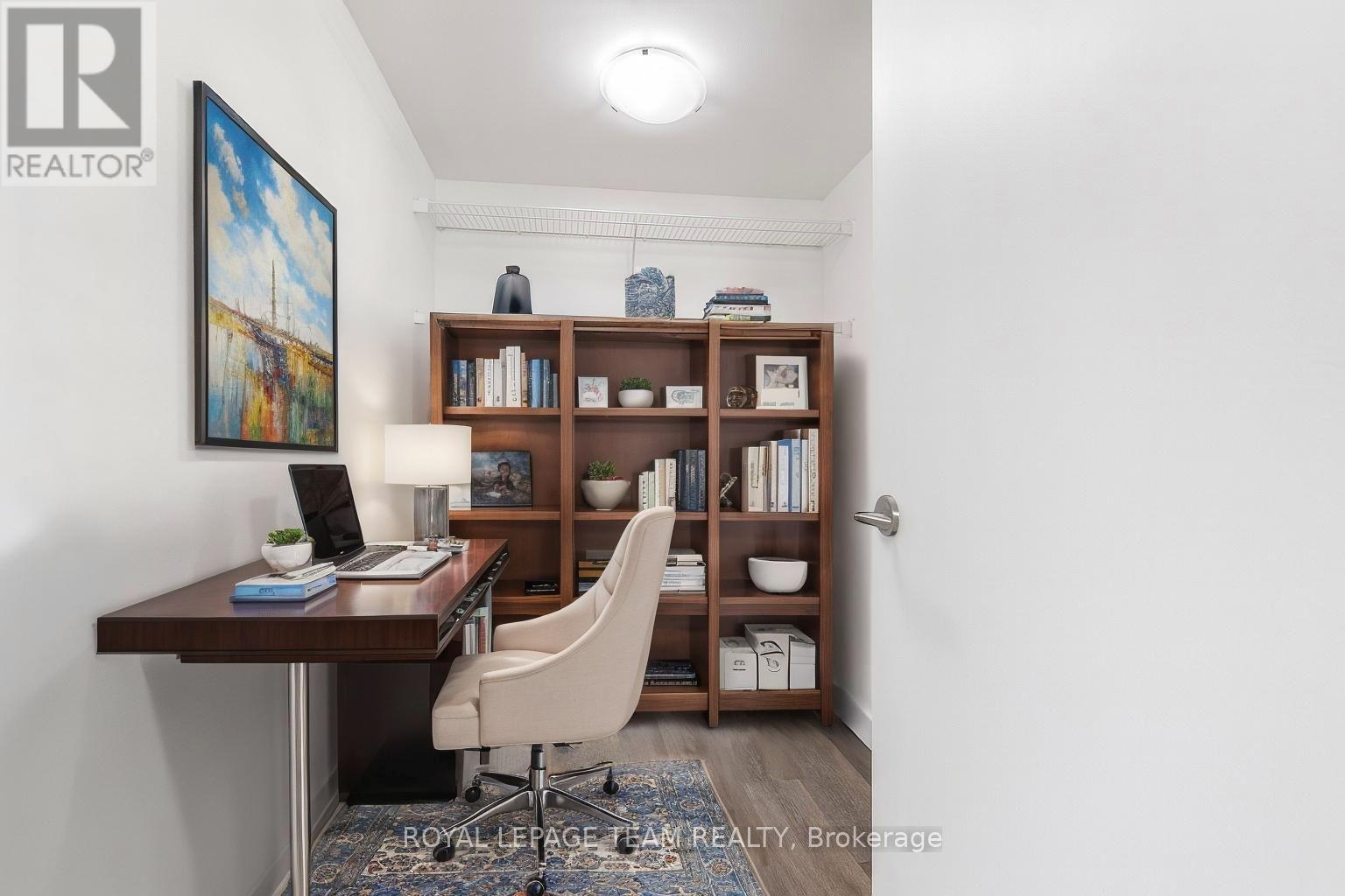 901 - 200 Bay Street