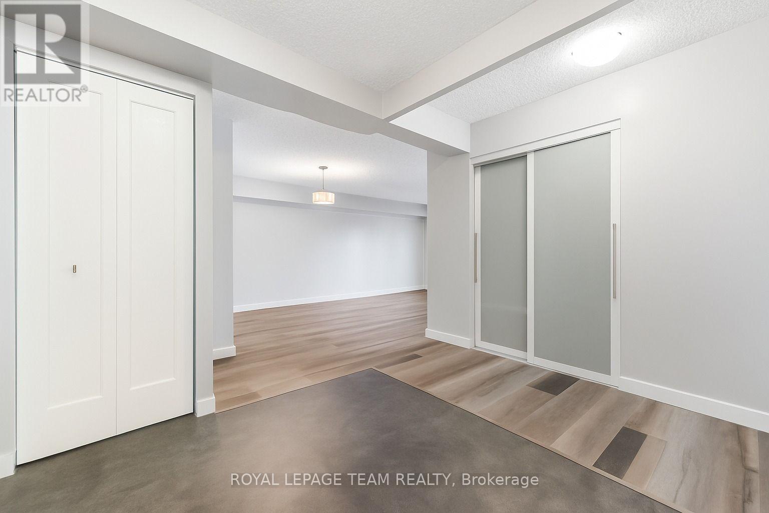 901 - 200 Bay Street