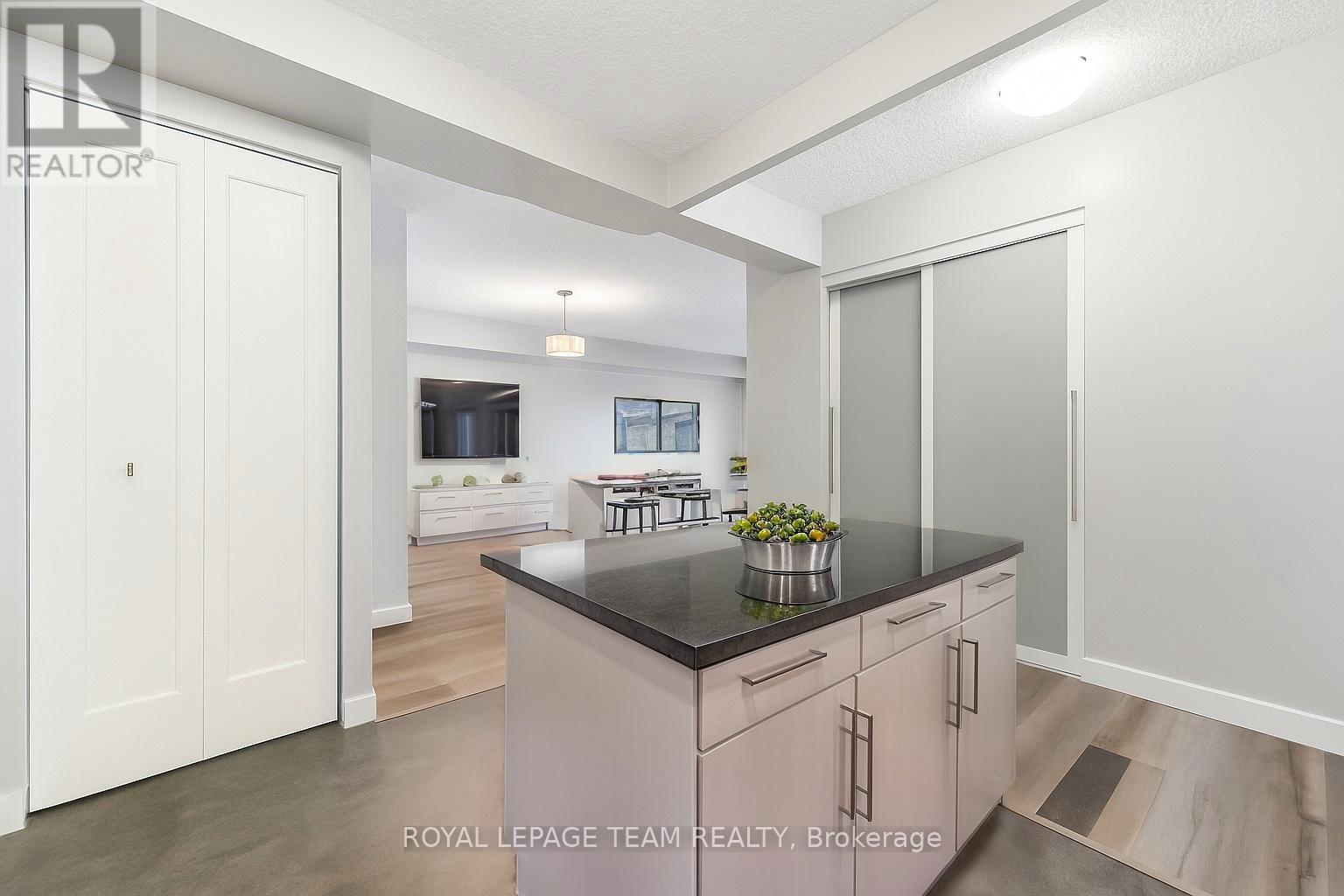 901 - 200 Bay Street