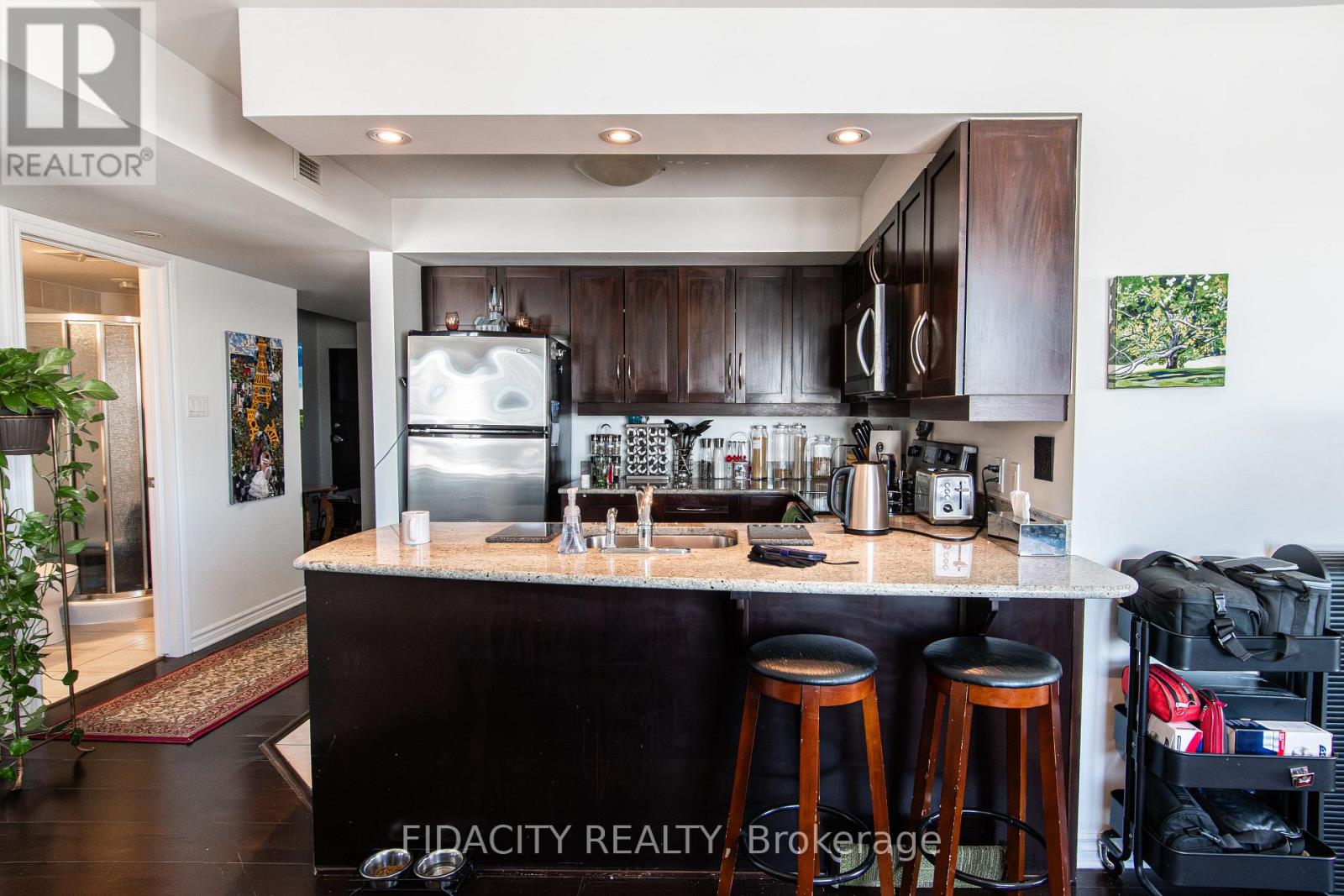 907 - 314 Central Park Drive