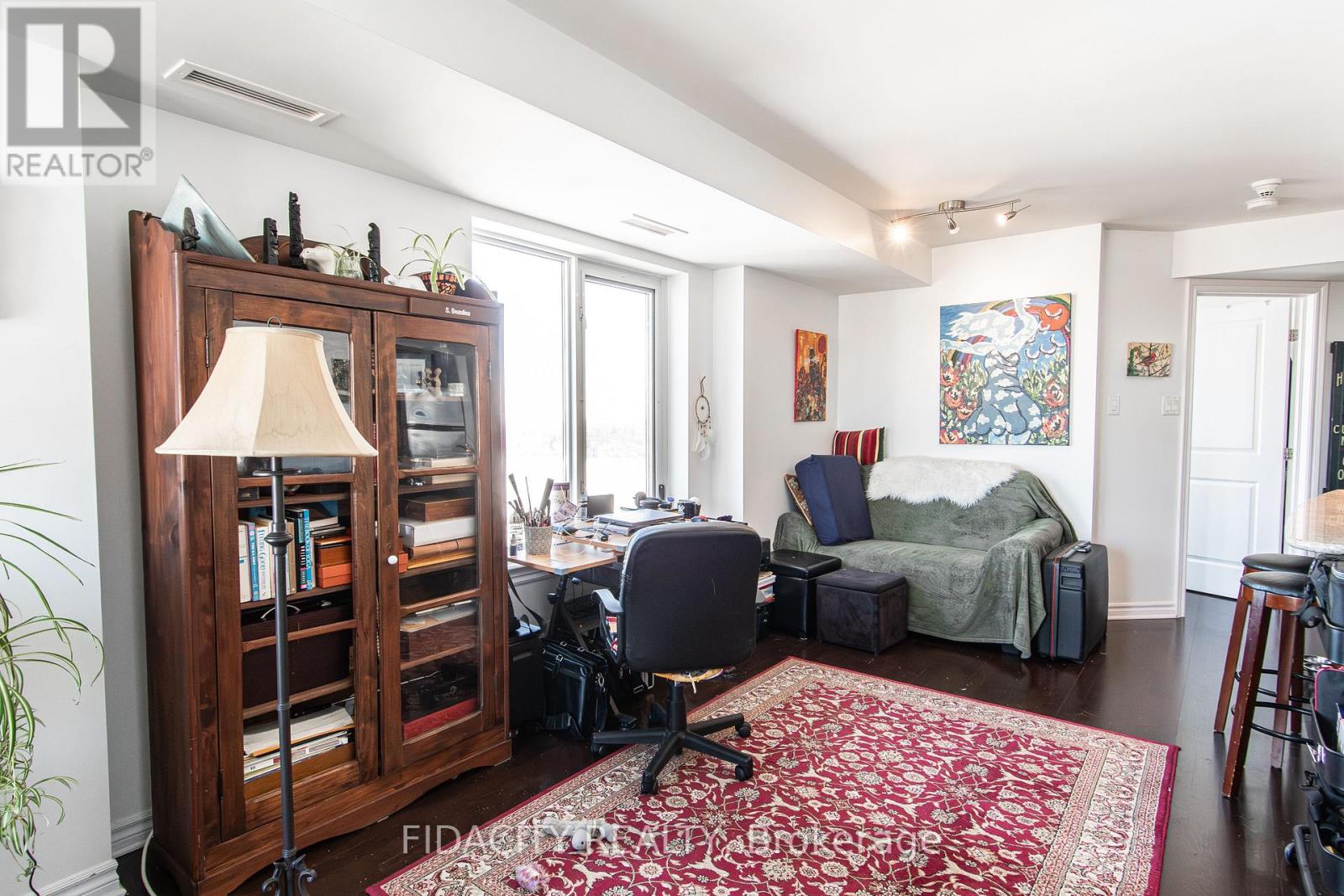 907 - 314 Central Park Drive