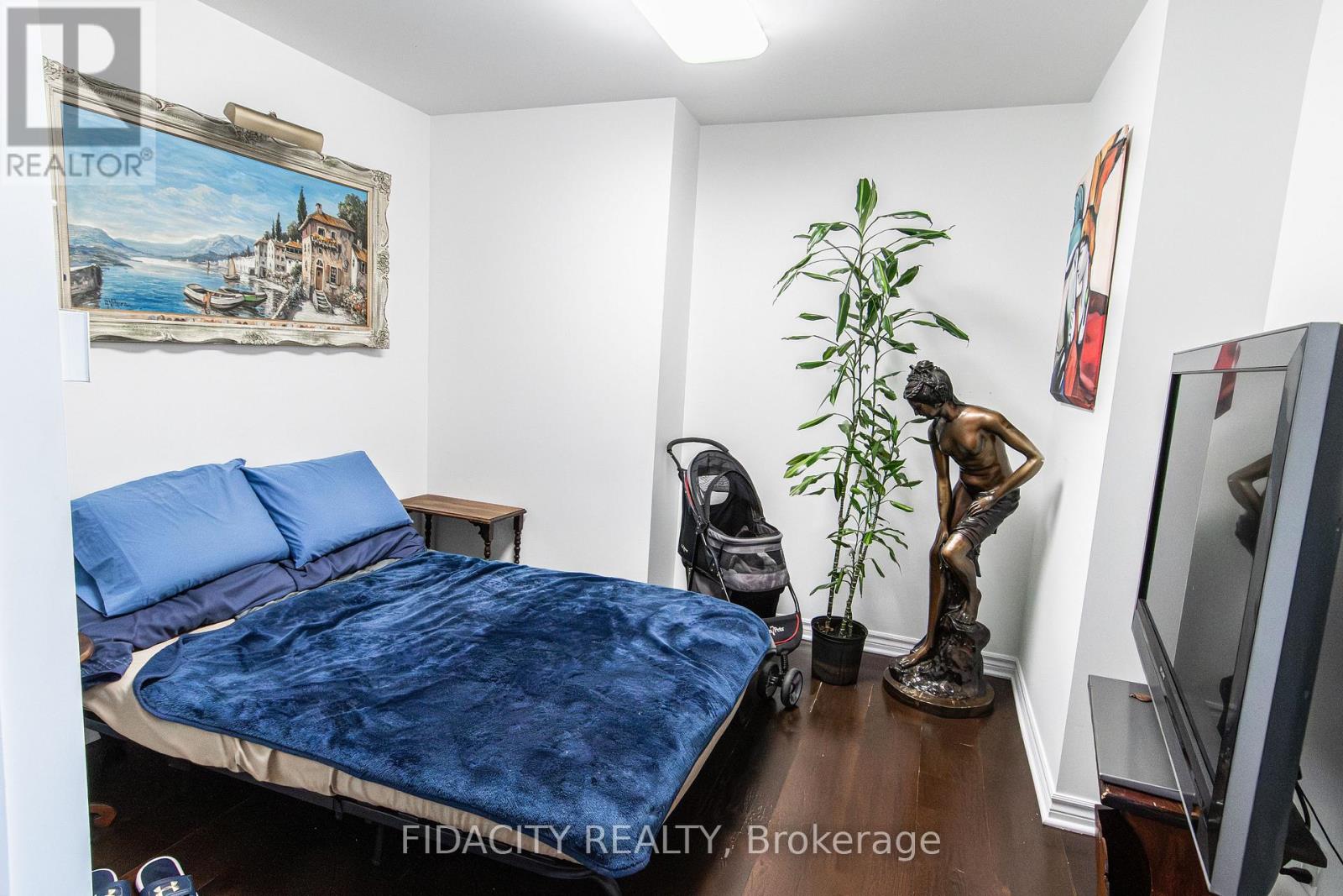 907 - 314 Central Park Drive