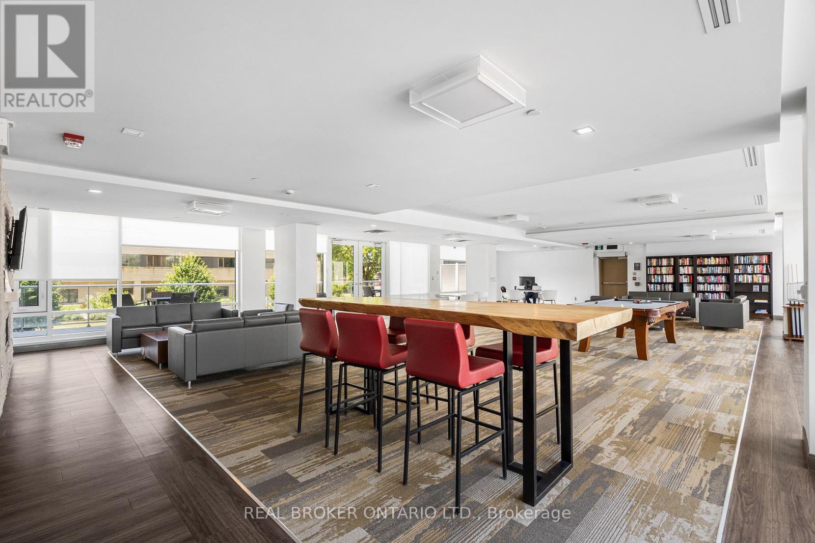 310 - 530 De Mazenod Avenue