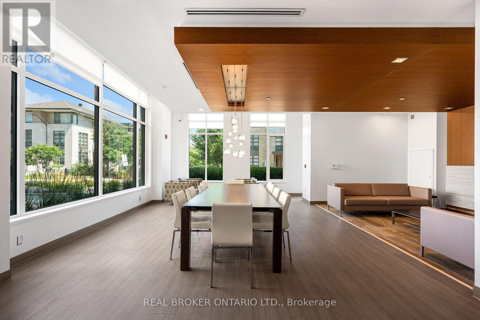 310 - 530 De Mazenod Avenue