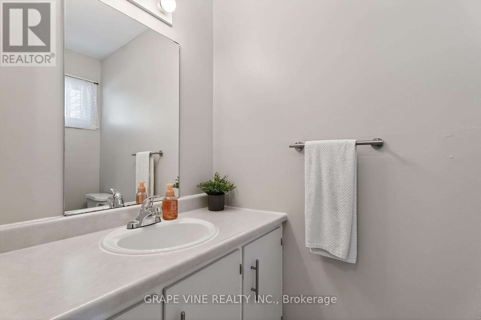 38 - 2939 Fairlea Crescent