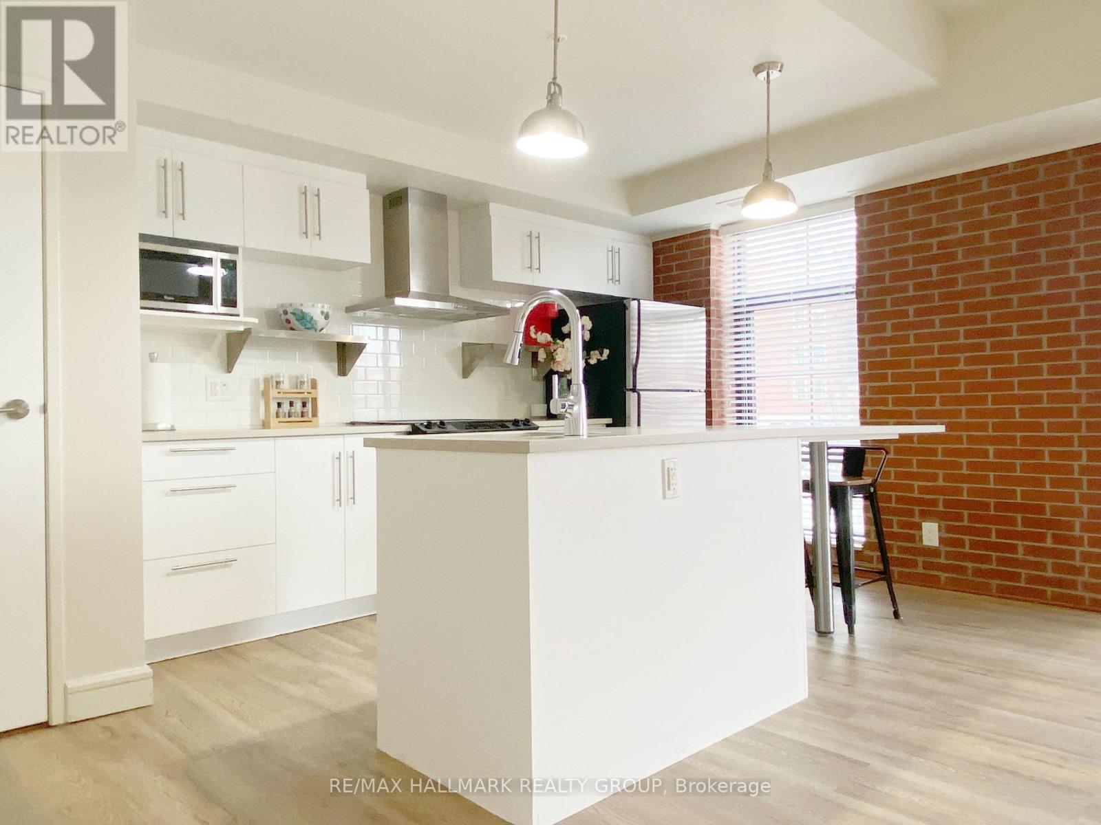 208 - 555 Anand Private