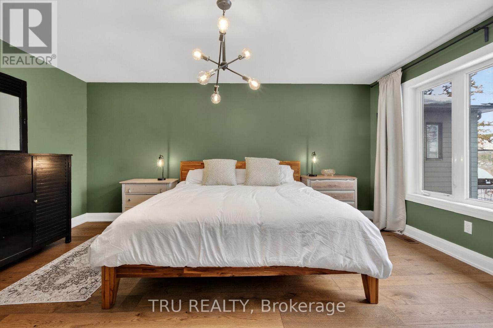 839 Riddell Avenue N