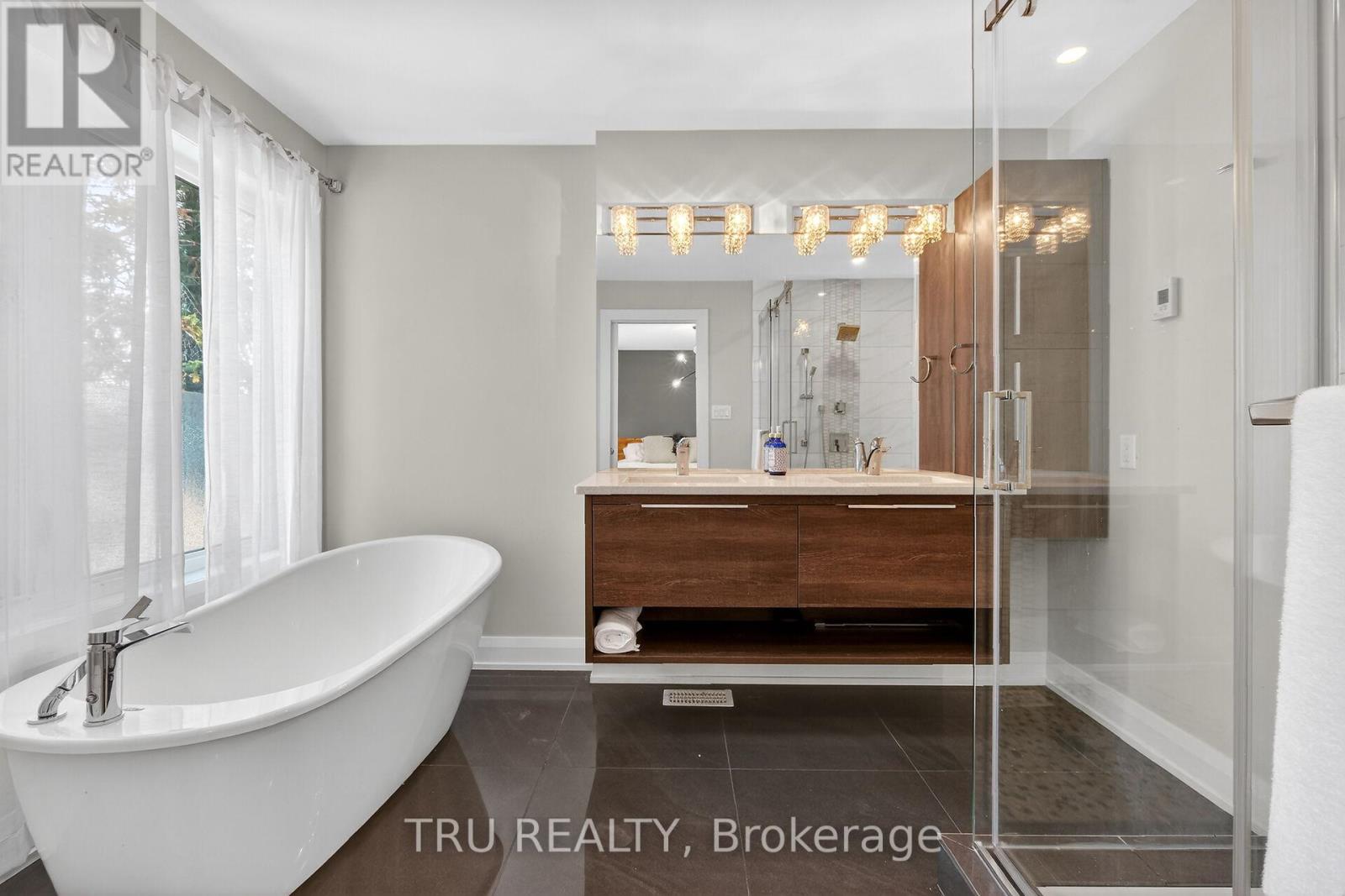 839 Riddell Avenue N