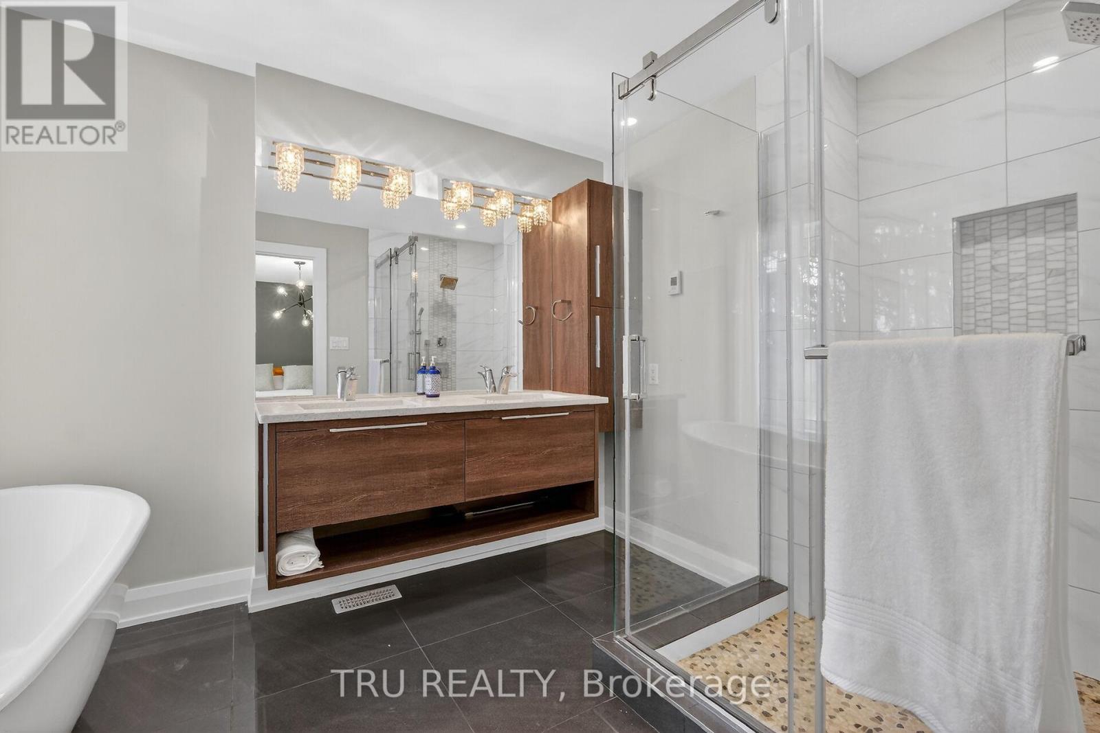 839 Riddell Avenue N