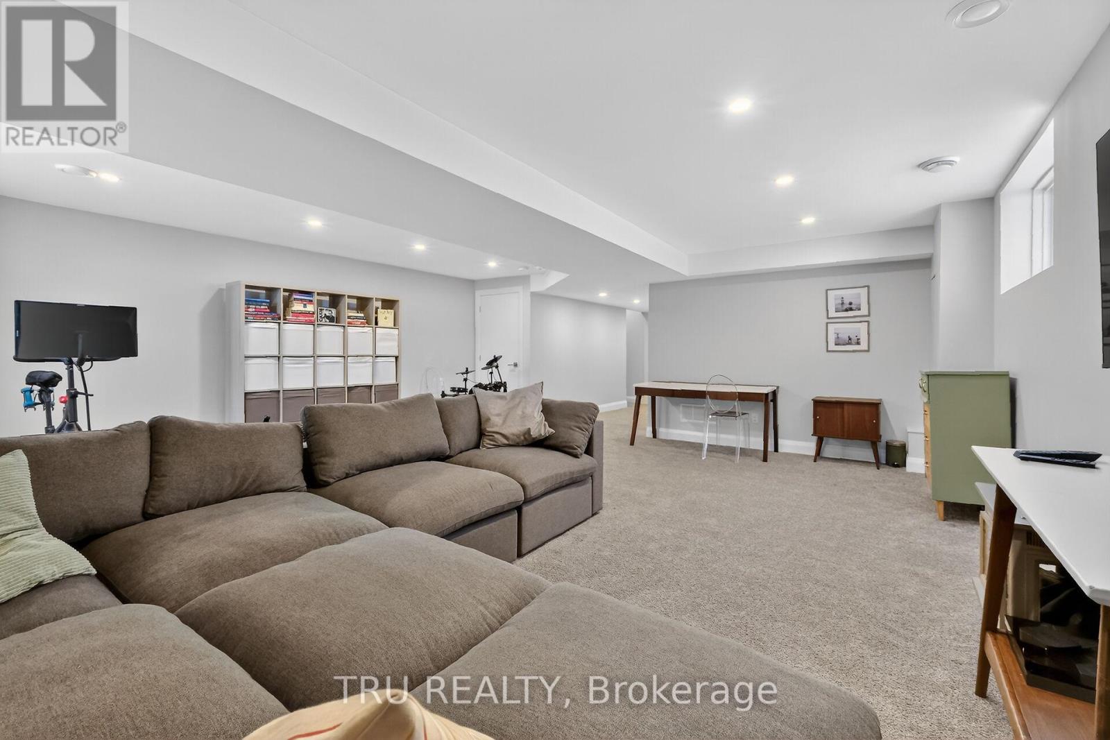 839 Riddell Avenue N