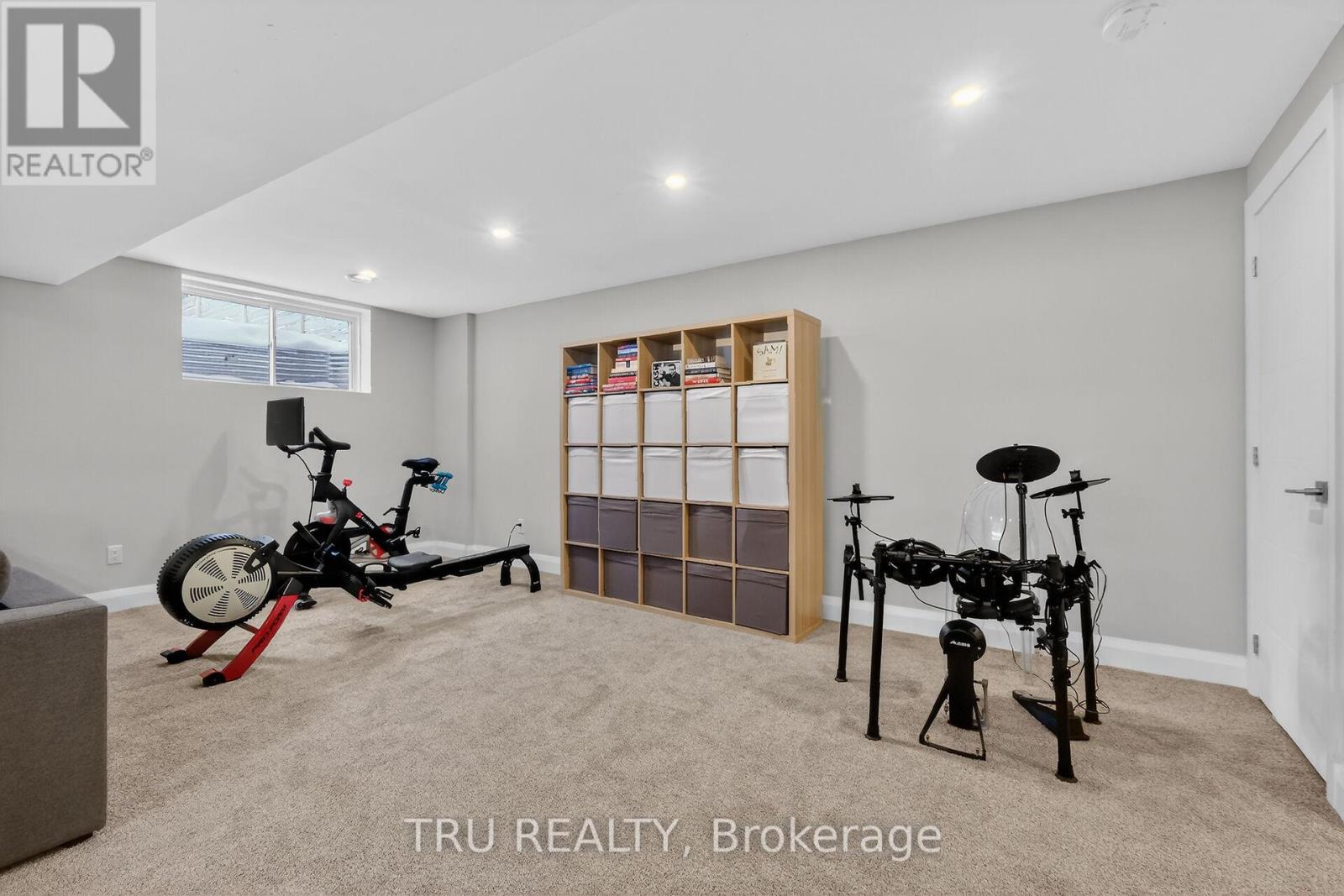 839 Riddell Avenue N