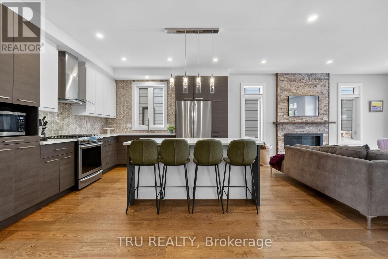 839 Riddell Avenue N