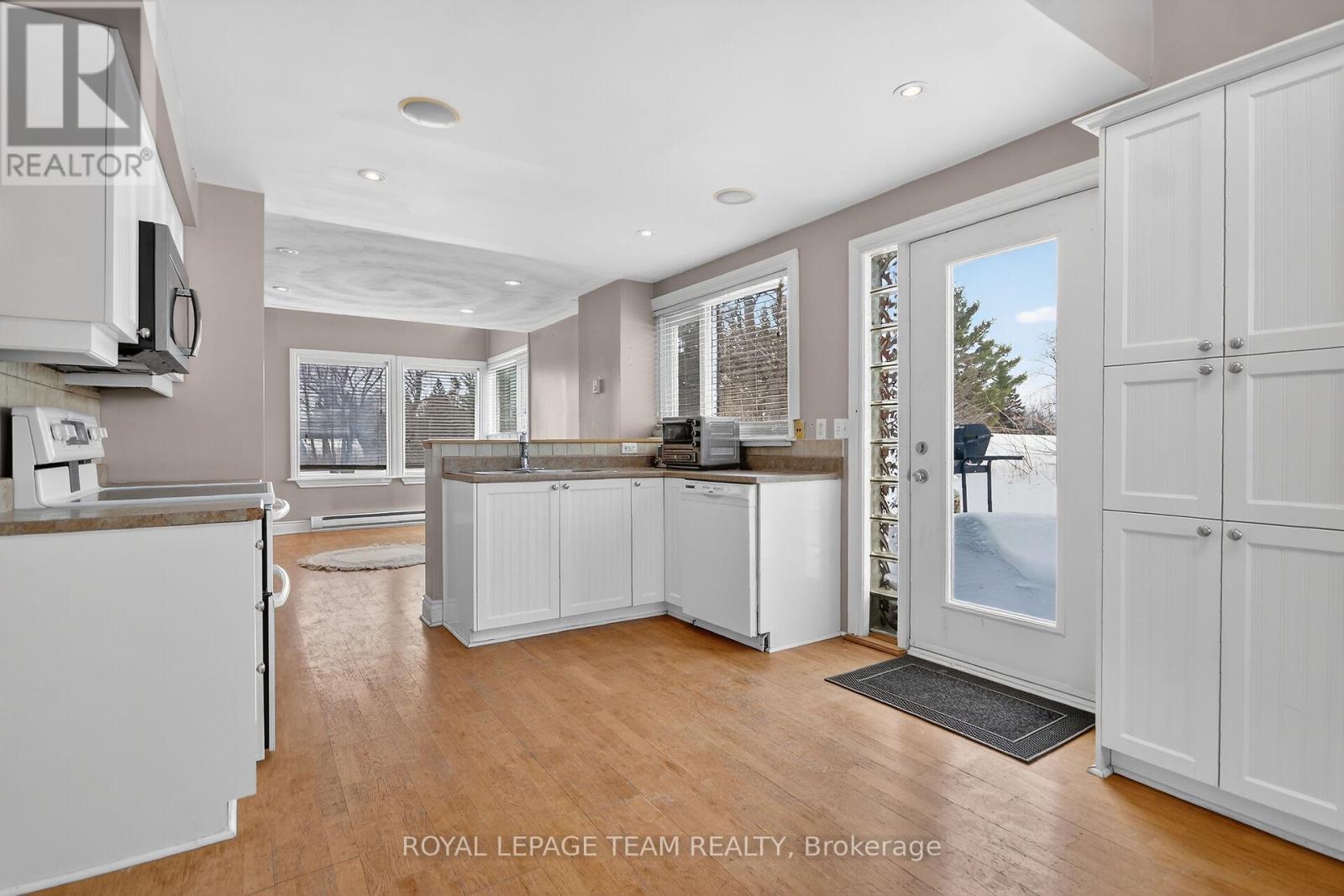 5965 Rideau Valley Drive N