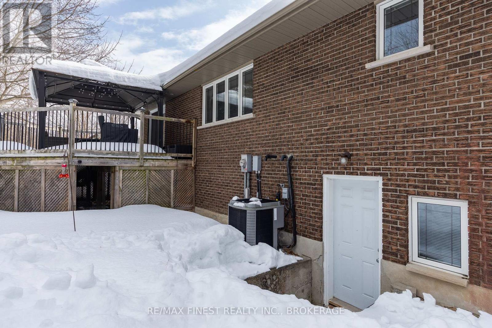 2518 Rideau Ferry Road