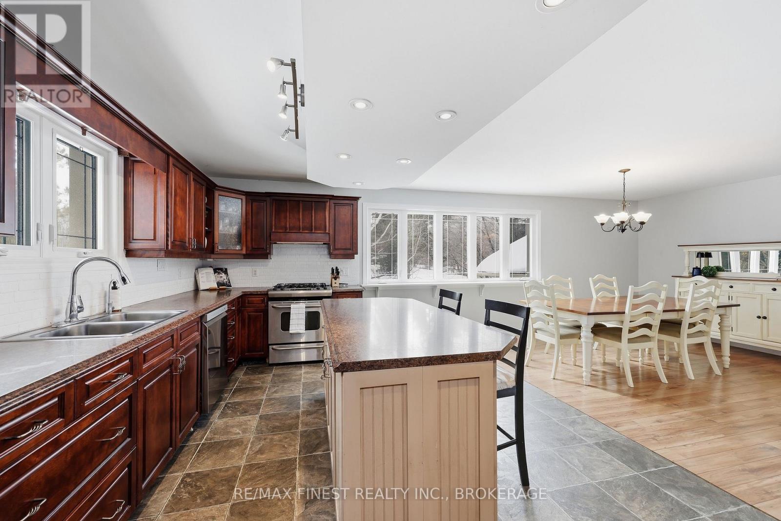 2518 Rideau Ferry Road